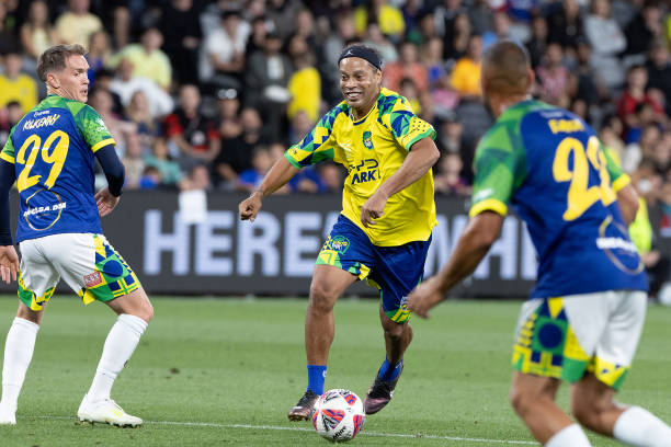 Messi and Ronaldinho at Barcelona: How the Brazilian Magic Legend ...